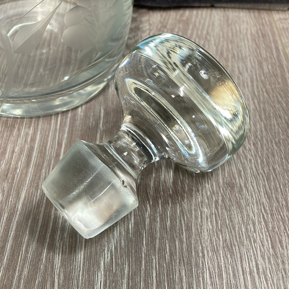 Vintage Glass Wine Liqueur Decanter with Stopper Etched Flowers - Picture 11 of 16